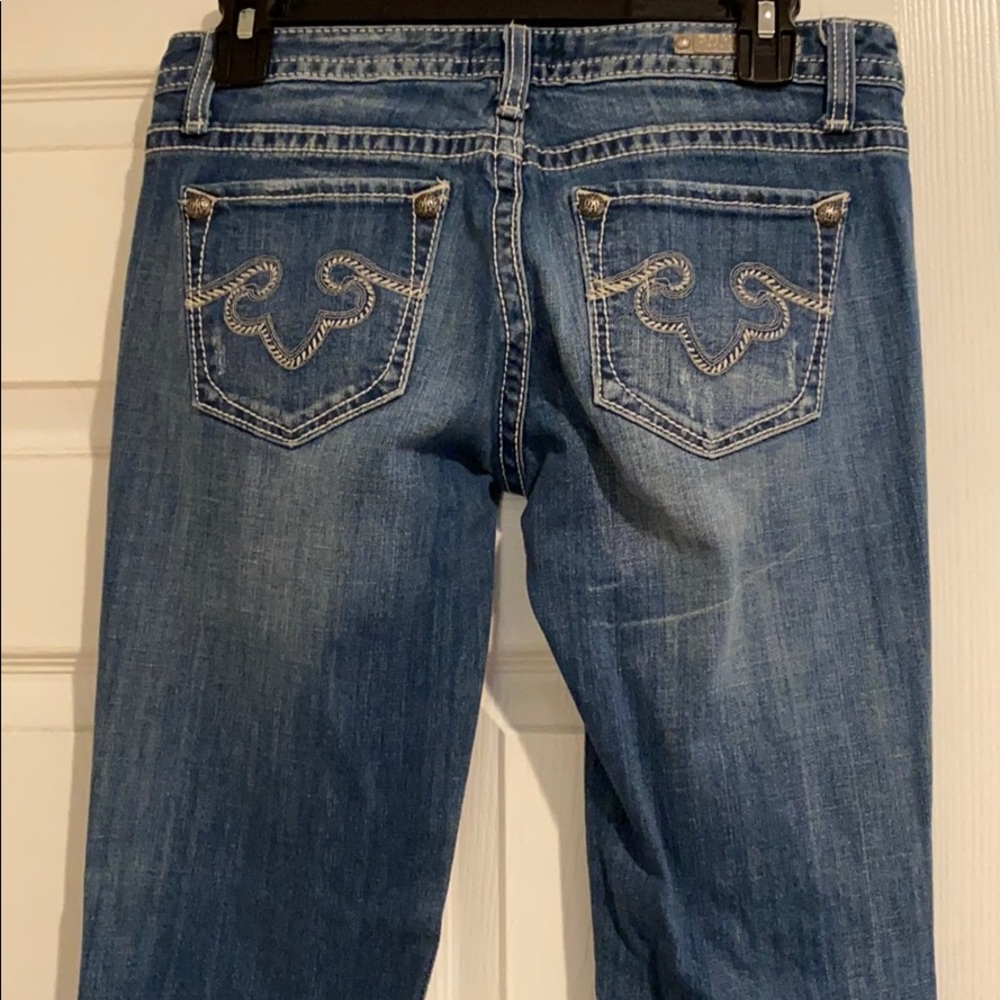 Women’s express low rise, boot cut jeans.